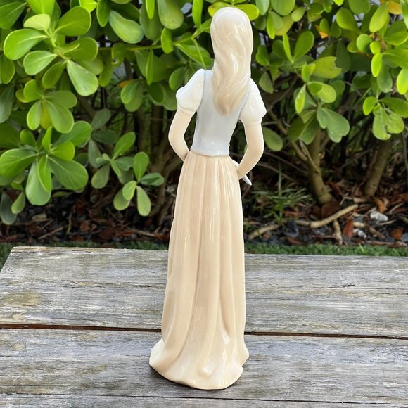 Vintage Girl holding Bird Dove Figurine, Tenora of Spain Rare Hard to Find - Picture 7 of 10